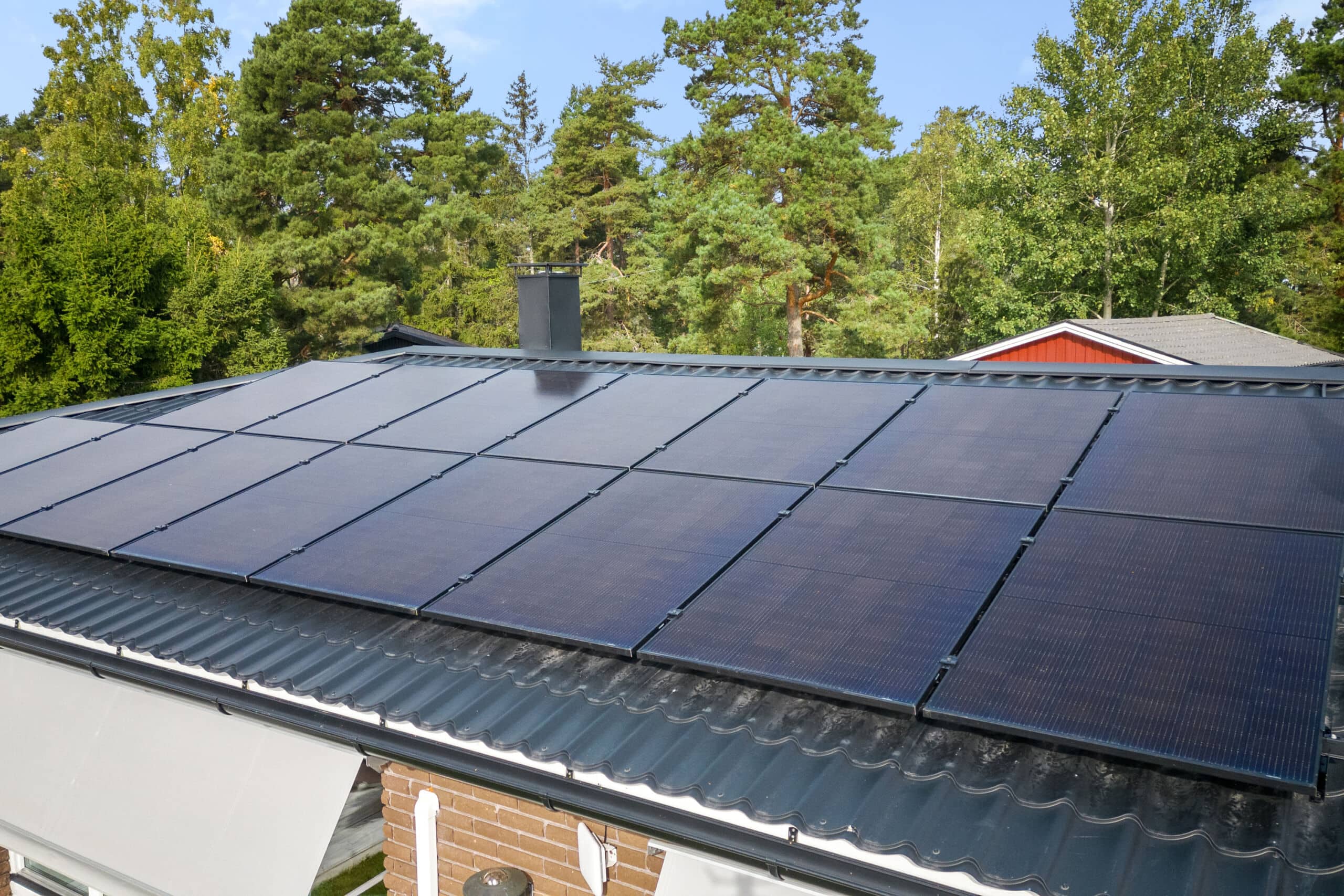 svarta solpaneler på villatak